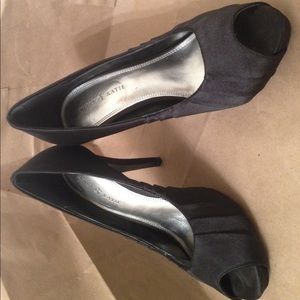 Black Pleated Pumps!